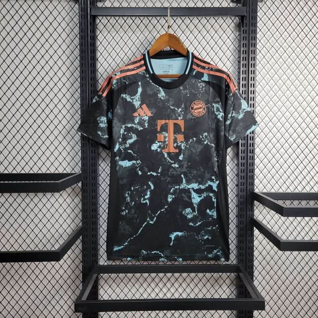 חולצת משחק באיירן מינכן חוץ 24/25 - TheFutbolistaCloset