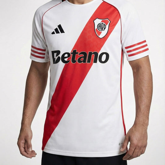 חולצת משחק רשמית ריבר פלייט בית 25/26 - TheFutbolistaCloset